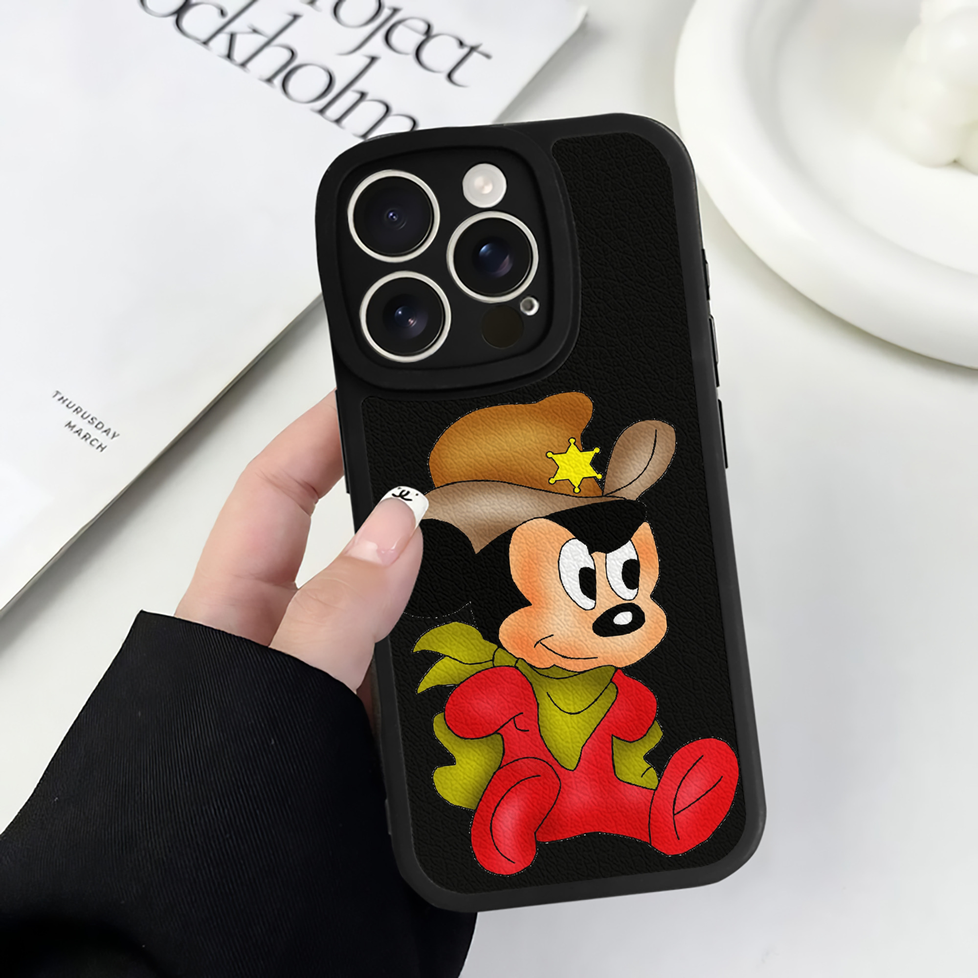 （画像用） ミッキーマウス Mickey Mouse 【iPhone 16シリーズ対応】シリコンスマホケース（レザー調） 材質：シリコン